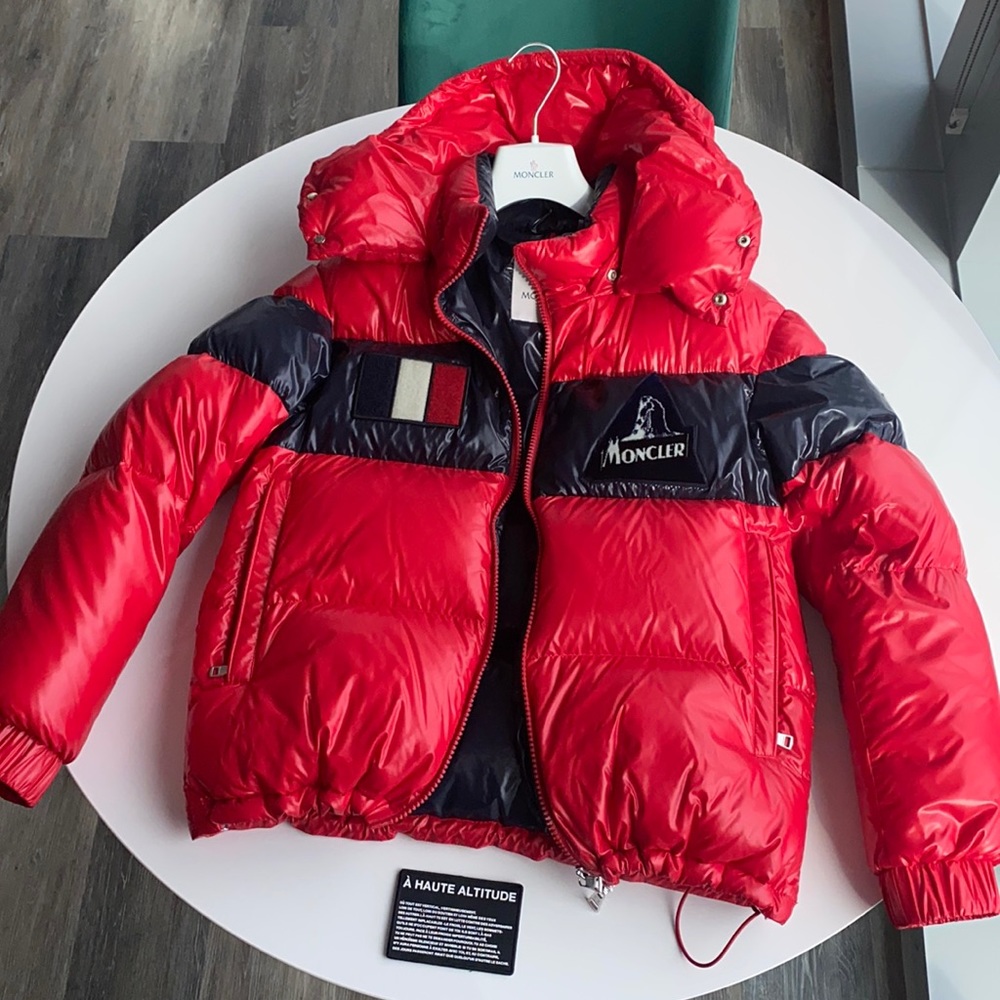 COPY - authentic Moncler Gary red quilted down hooded jacket - Size M / Never W…
